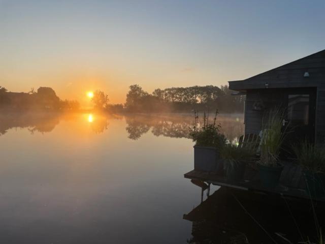 Aangenaam Op De Rijn, Woonboot, Inclusief Prive Sauna Alphen aan den Rijn Exterior foto