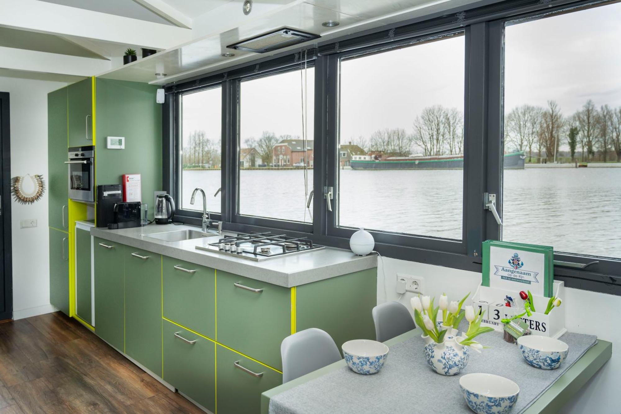 Aangenaam Op De Rijn, Woonboot, Inclusief Prive Sauna Alphen aan den Rijn Exterior foto